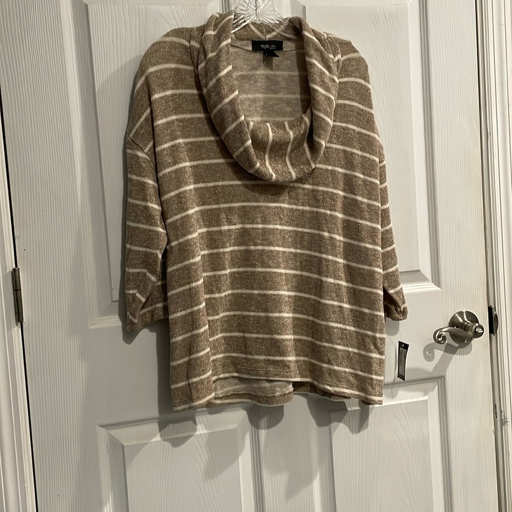 NWT women’s plus size 1X cowl neck sweater. Has gold threads through out.